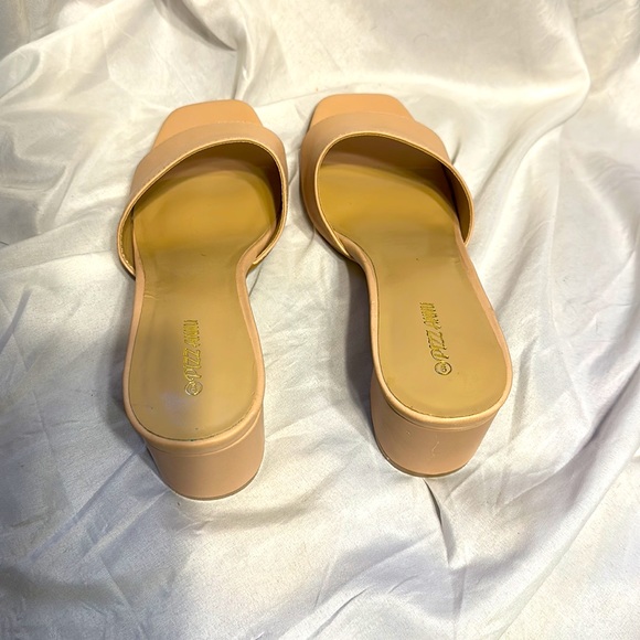 Pizz-Annu Nude Slip-On Kitten Heels Size 9 - Picture 4 of 4